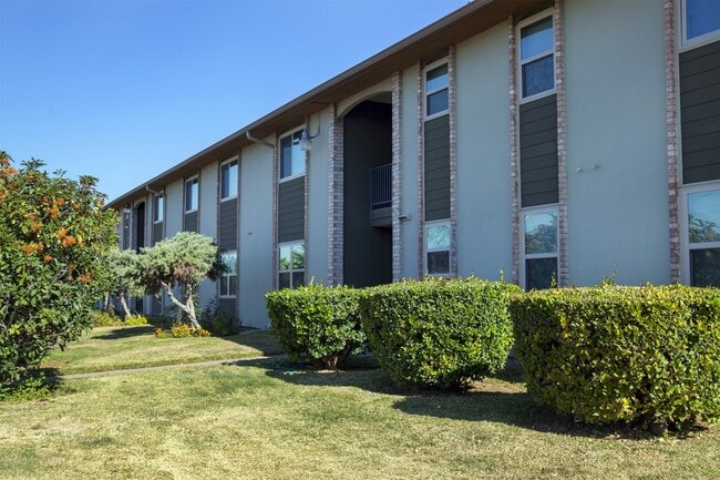 300 Mann Rd in Laredo, TX - Building Photo - Building Photo