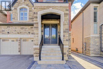 175 Scrivener Dr in Aurora, ON - Building Photo - Building Photo
