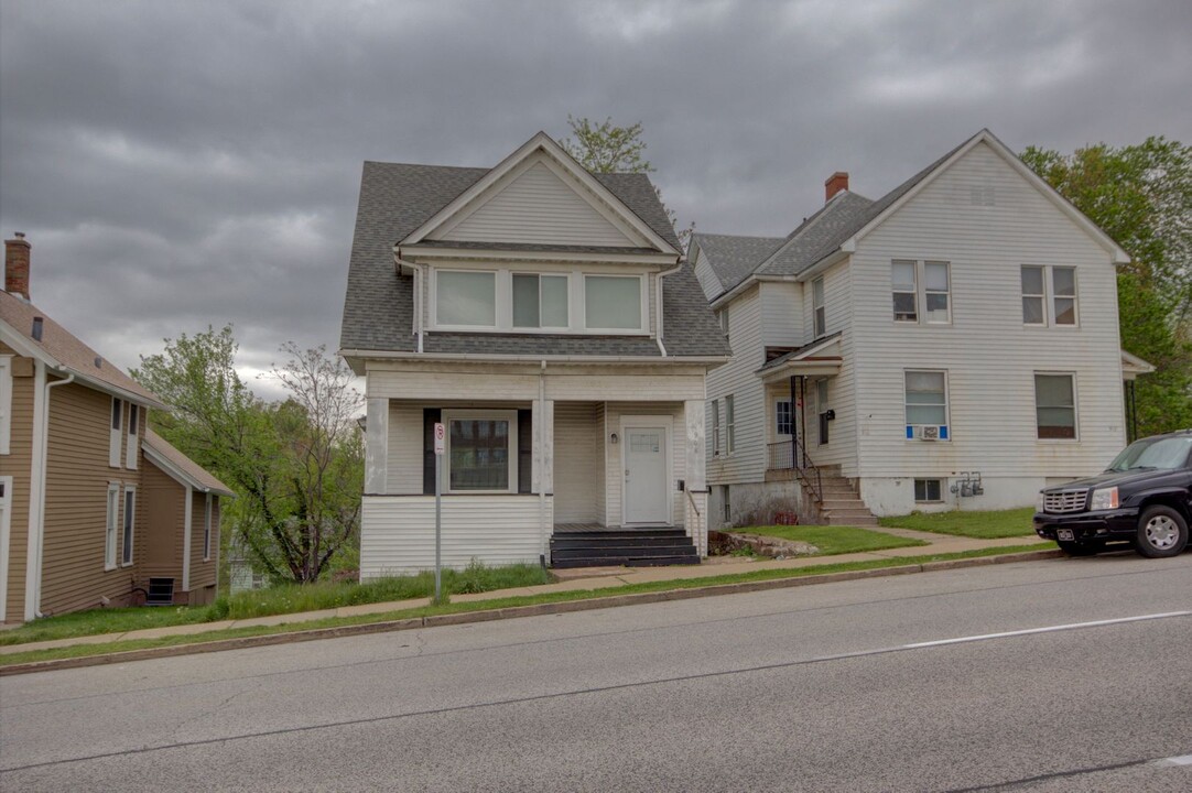 908 N Harrison St in Davenport, IA - Building Photo