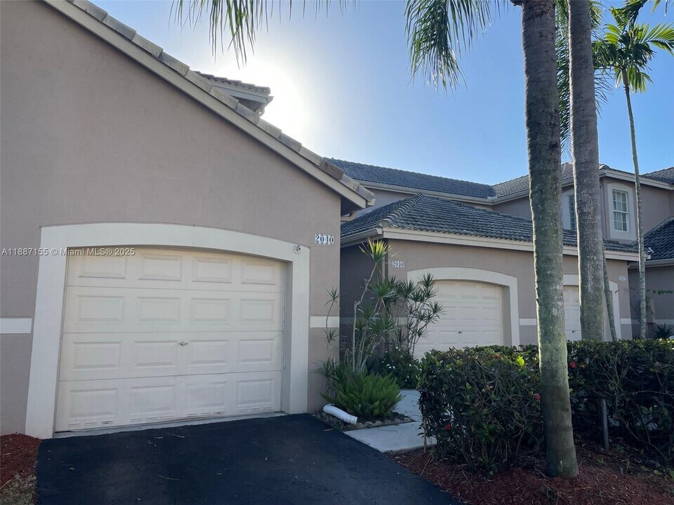 2040 Pompeii Ct in Weston, FL - Building Photo
