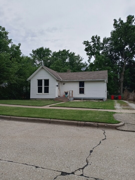 204 W Ells Ave in Champaign, IL - Building Photo