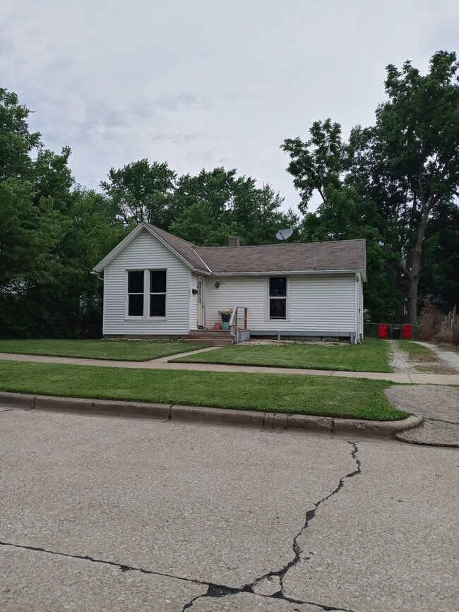 204 W Ells Ave