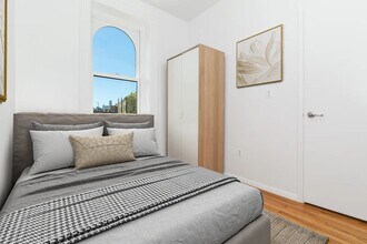 160 Waverly Pl in New York, NY - Building Photo - Building Photo