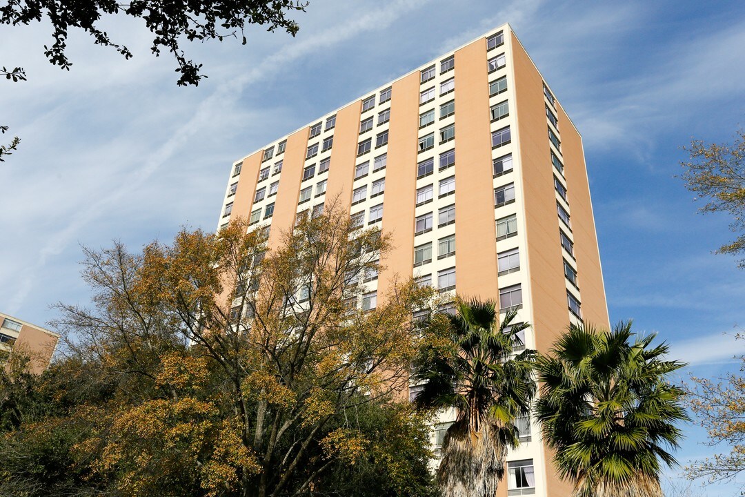 The Sussex East Tower in Houston, TX - Building Photo