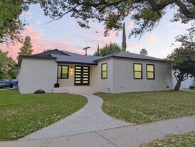 18700 Collins St in Tarzana, CA - Building Photo