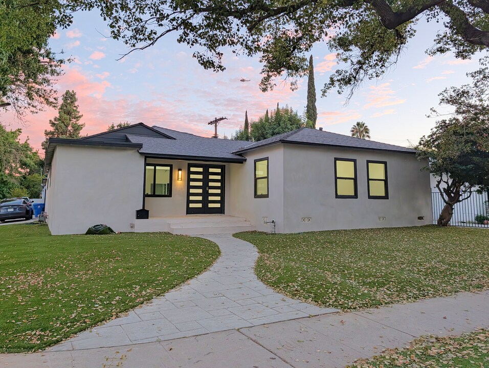 18700 Collins St in Tarzana, CA - Building Photo