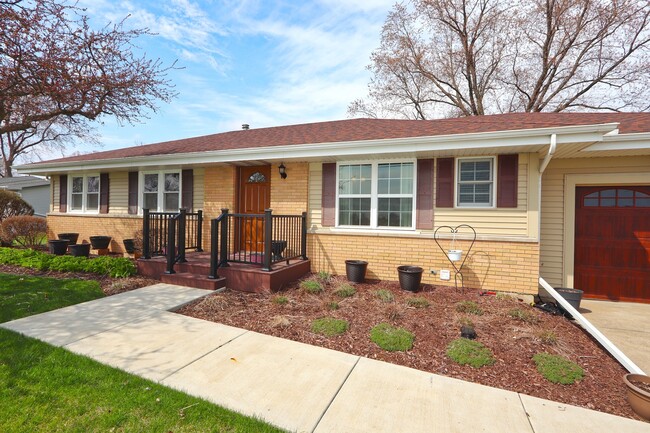 1050 E Southmor Rd in Morris, IL - Building Photo - Building Photo
