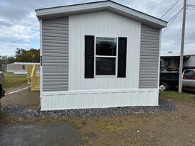 563 Travis Wy in Newport, TN - Building Photo