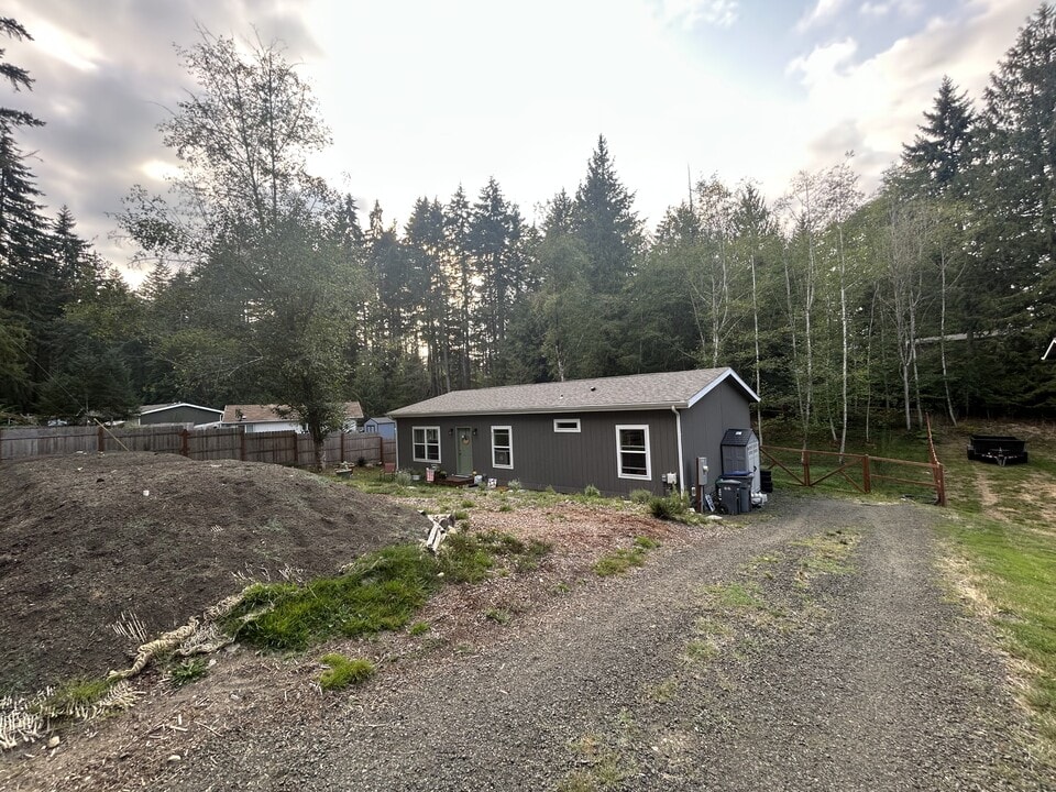 571 E Timberlake Dr in Shelton, WA - Foto de edificio