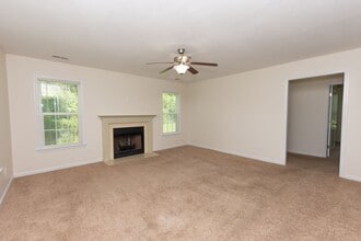310 Cabinwood Ct in Richlands, NC - Building Photo - Building Photo