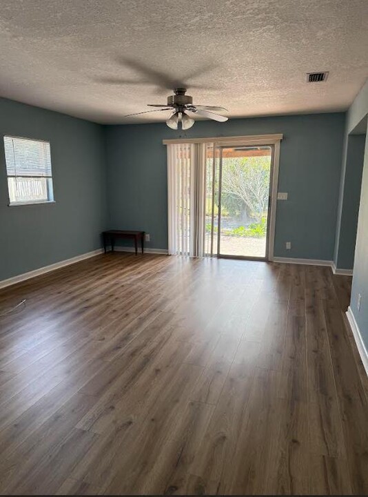 2419 Sam Rd in Jacksonville, FL - Foto de edificio