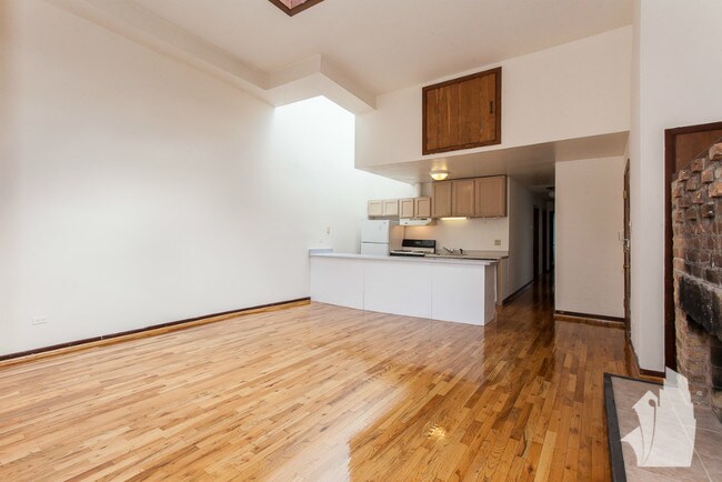 2519 N Lincoln Ave, Unit 2525-D2 in Chicago, IL - Foto de edificio - Building Photo