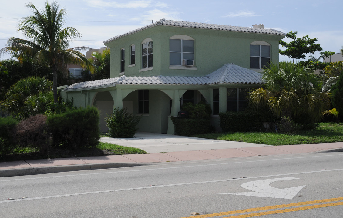 4241 N Ocean Blvd in Fort Lauderdale, FL - Foto de edificio