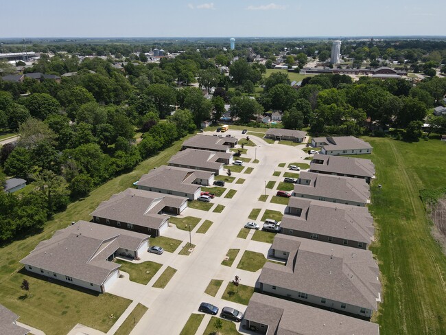 Villas at Fox Pointe in Knoxville, IA - Building Photo - Building Photo