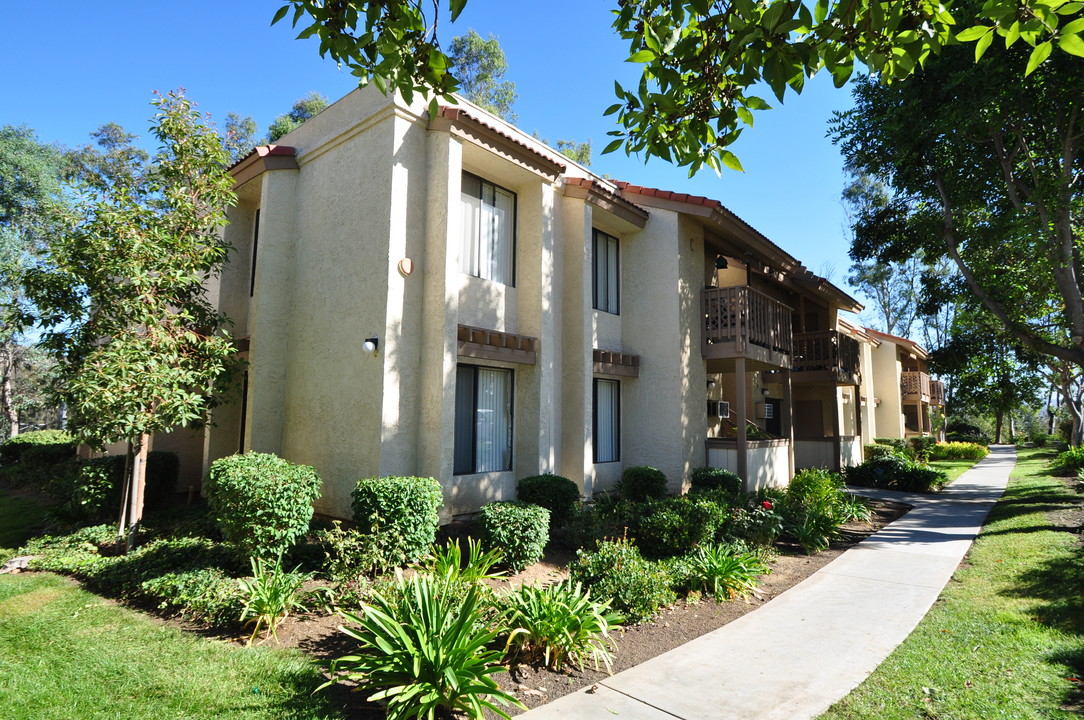 Country Club Villas in Escondido, CA - Foto de edificio