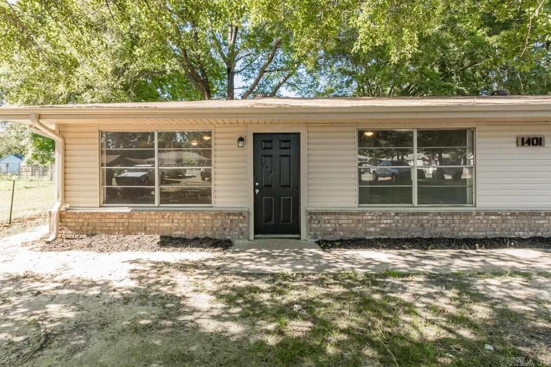 1401 Plummer St in Jacksonville, AR - Building Photo