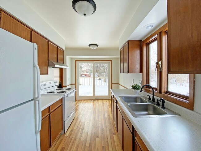 722 Silver Lake Road NW in New Brighton, MN - Building Photo - Building Photo