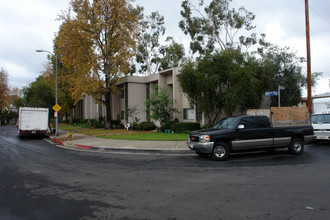 Rayen Park Apartments in North Hills, CA - Foto de edificio - Building Photo