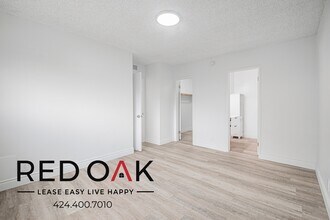 2050 Rodney Dr in Los Angeles, CA - Building Photo - Building Photo