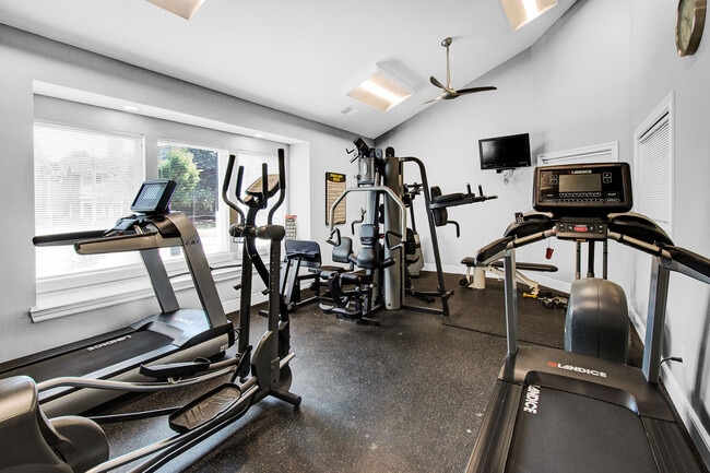 Whispering Lakes Apartments in Shelby Township, MI - Foto de edificio - Building Photo