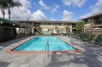 Garden View Apartments in Garden Grove, CA - Foto de edificio - Building Photo