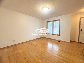 6914 Aubrey Ct in Johnston, IA - Foto de edificio - Building Photo