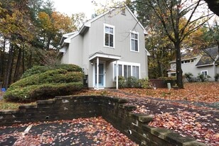 17 Pepperidge Ct in Simsbury, CT - Building Photo