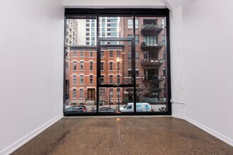154 W Erie St, Unit 221 in Chicago, IL - Foto de edificio - Building Photo