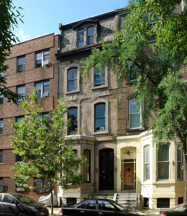 2224 Spruce St in Philadelphia, PA - Building Photo