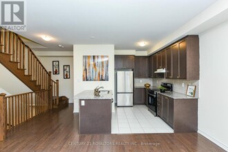 16 Arrowview Dr in Brampton, ON - Building Photo - Building Photo