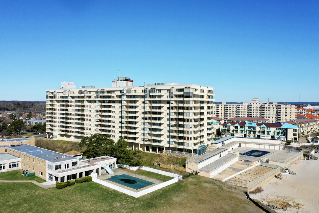 Ocean Cove Condominiums in Long Branch, NJ - Foto de edificio