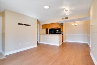 806 Lake Haven Square in Brandon, FL - Building Photo - Building Photo