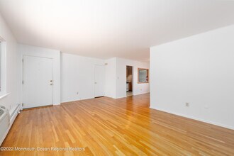 189 Manor E in Red Bank, NJ - Building Photo - Building Photo