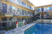 Madrid Apartments in Austin, TX - Foto de edificio - Building Photo