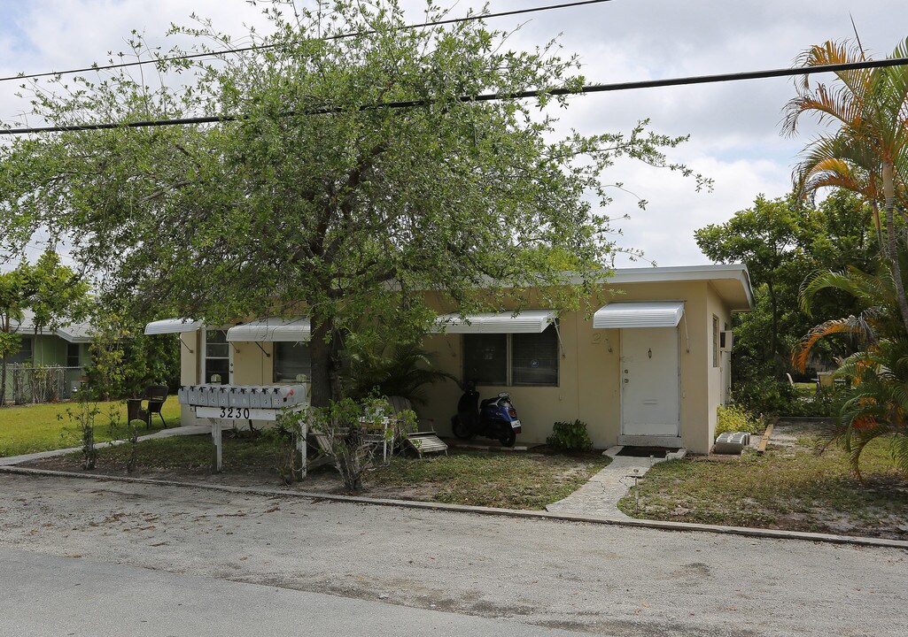 1513 NE 32nd St in Oakland Park, FL - Foto de edificio