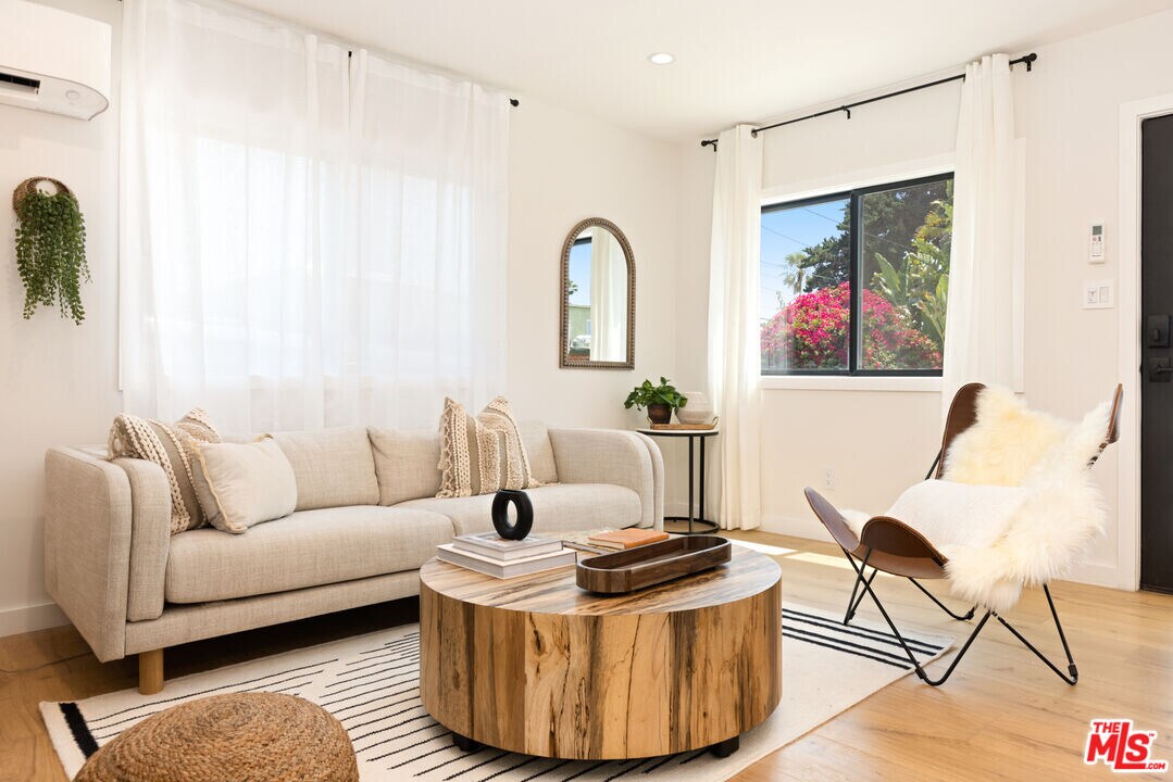 17 Sunset Ave in Los Angeles, CA - Building Photo