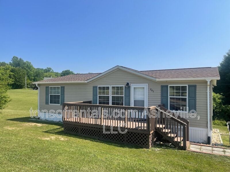 205 Wormie Ln in Hendersonville, NC - Foto de edificio