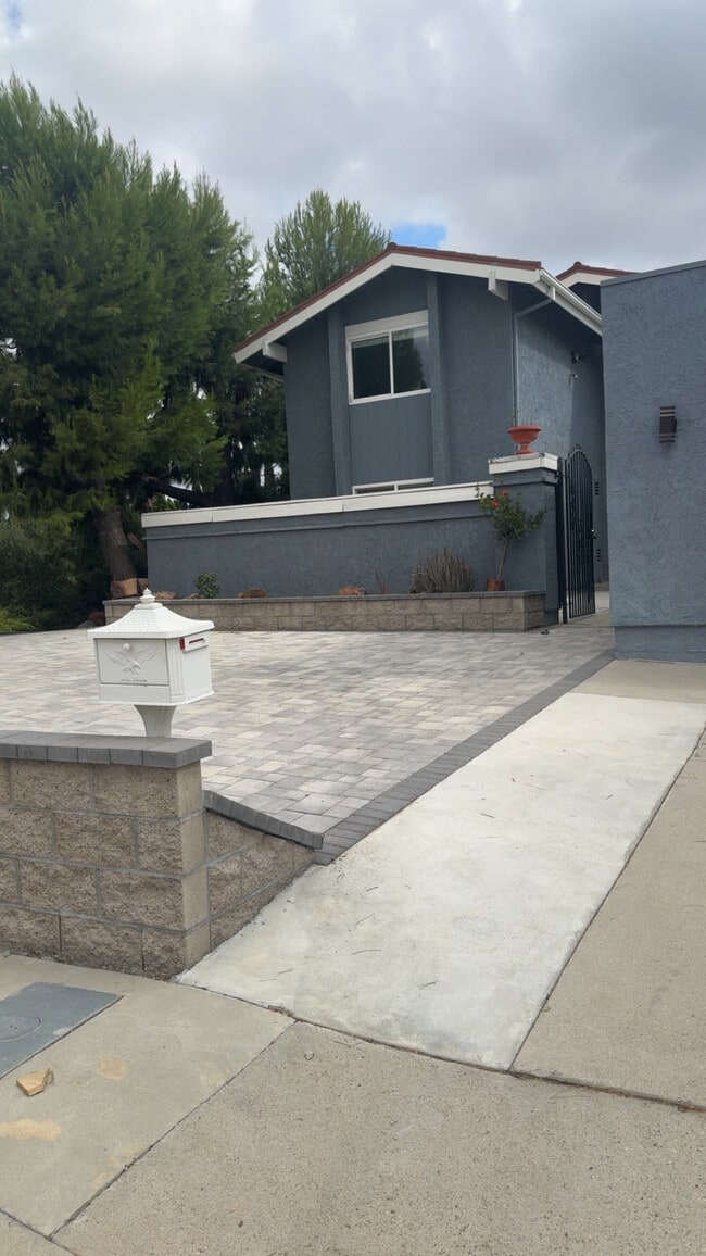 12656 Nola Pl in Granada Hills, CA - Building Photo - Building Photo