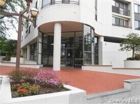 10 Cottage Pl in White Plains, NY - Building Photo