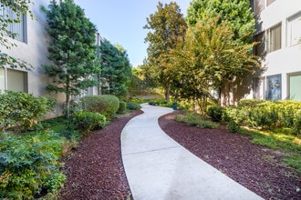 Woodland House Apartments in Woodland Hills, CA - Foto de edificio - Building Photo