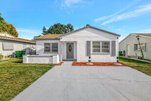 4964 NW 48th Way in Tamarac, FL - Building Photo