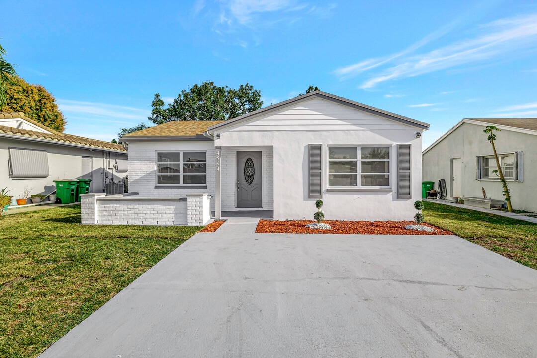 4964 NW 48th Way in Tamarac, FL - Foto de edificio