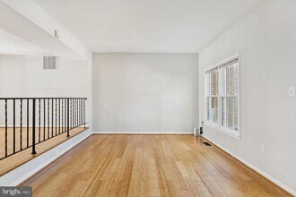 12098 Winona Dr in Lake Ridge, VA - Building Photo - Building Photo