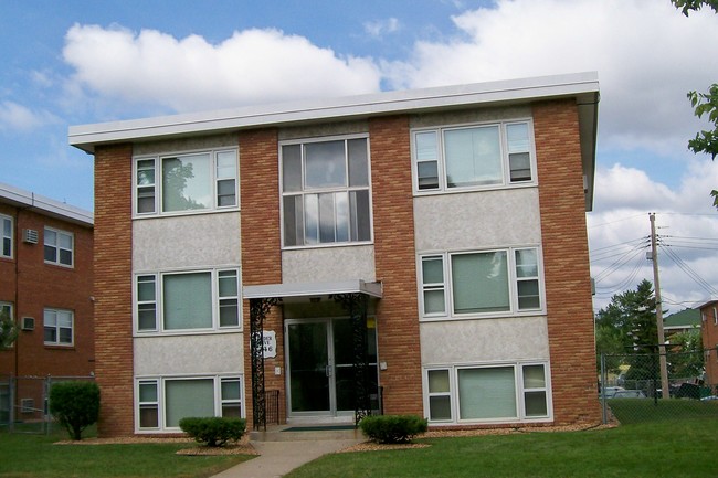 5746 Sander Dr in Minneapolis, MN - Foto de edificio - Building Photo