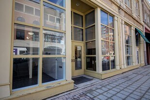 10 E Main St in Champaign, IL - Building Photo