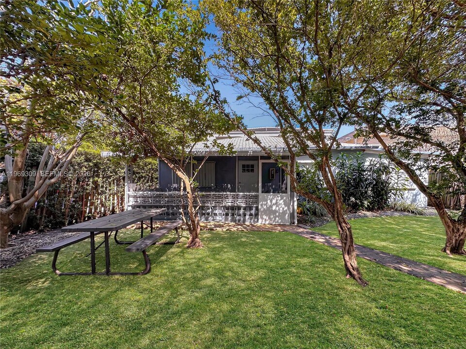 969 Bay Dr in Miami, FL - Building Photo