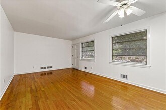 606 Sycamore Dr in Decatur, GA - Building Photo - Building Photo