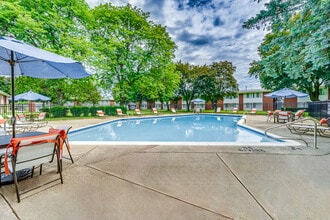 Fairlane in Taylor, MI - Foto de edificio - Building Photo