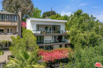 2300 Ronda Vista Dr in Los Angeles, CA - Building Photo - Building Photo