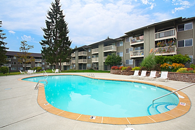 Bluffs at Evergreen in Everett, WA - Building Photo